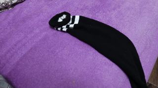 Сексуальная девушка в школьной короткой юбке и черных гольфах девушка одевает гольфы носки