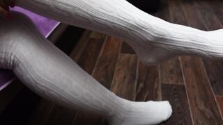 Сексуальная школьница одевает белые гольфы и показывает свои стопы