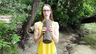 Sexy Girl Flex in Natur