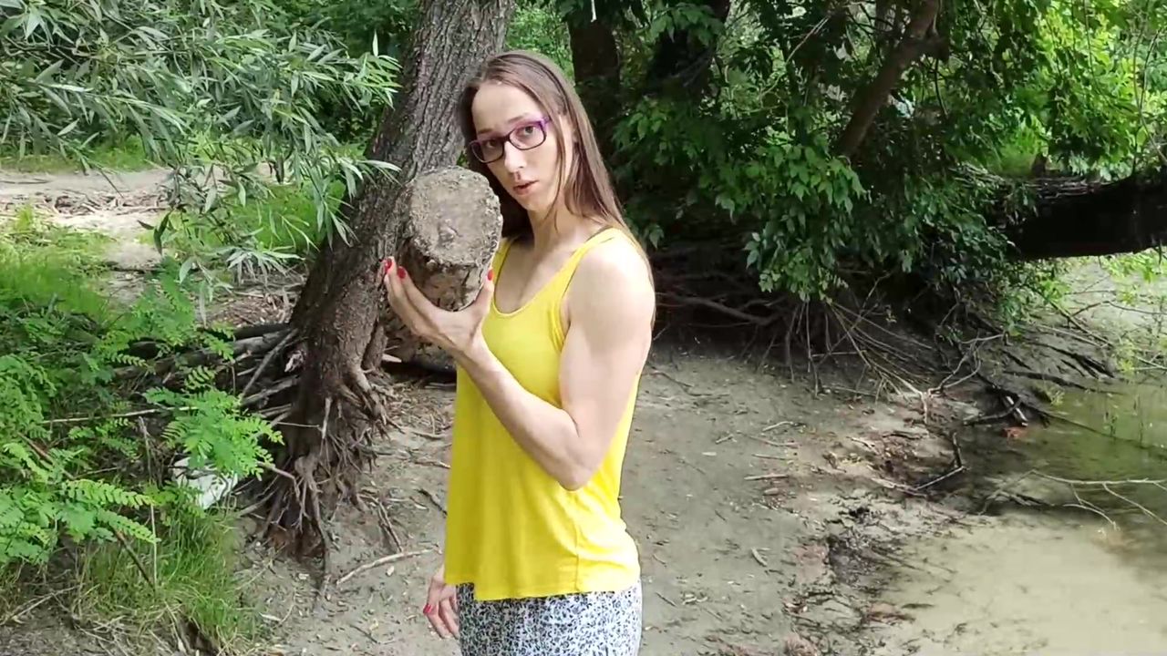 Sexy Girl Flex in Natur
