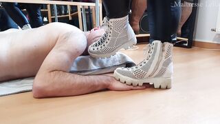 Piétinement du visage en bottines blanches (video demandee)