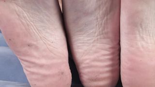 Under Sweet Weight - Bonnie, Jasmine - Foot Teasing