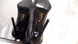 Under Sweet Weight - Dark Queen - Black Pumps Dangling