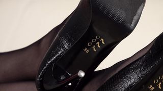 Under Sweet Weight - Dark Queen - Black Pumps Dangling