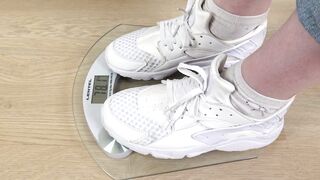 Under Sweet Weight - Olga - Aerobic Trampling with Weighing