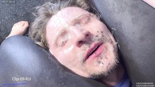 09RJJ The slave is under our complete control! Julia holds his head firmly with her powerful hips