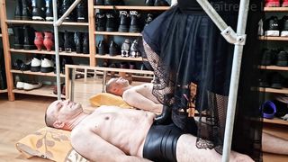 Piétinement en bottines à talons