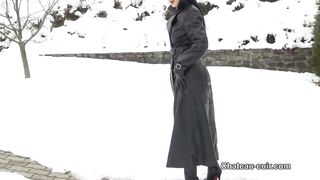 Chateau-Cuir - Leather tease in the snow