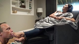 Worship My Cuckoldress Feet