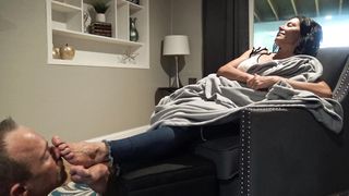 Worship My Cuckoldress Feet