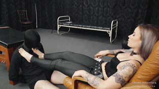 CRUEL ANETTE - FEET LICKING IN A SPECIAL WAY