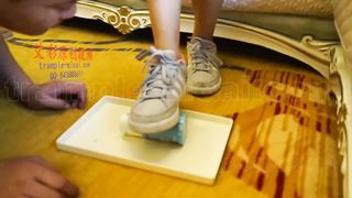 CHINESE FEED FOOT SLAVE FEMDOM