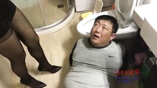 Chinese Femdom Facesitting & Piss 3