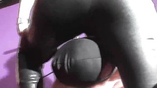 Facesitting-Queen - leather lick station