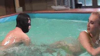 Facesitting-Queen - under water wrestling