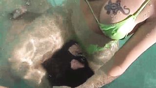 Facesitting-Queen - under water wrestling