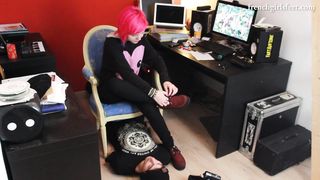 FRENCH GIRLS FEET - Under Suzi's Stinky Feet