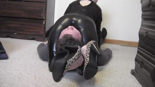 Sexy Sits & Scissors - Lady Ashley - Scissorhold In Black PVC Bodysuit