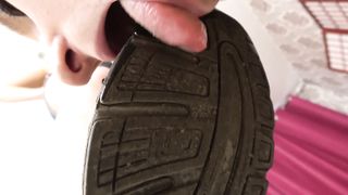 Sweaty feet worship slave girl