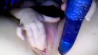 Arton år gammal flicka leker med leksaker