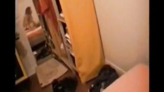 Son petit cul dans son string blanc