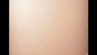 Son petit cul dans son string blanc