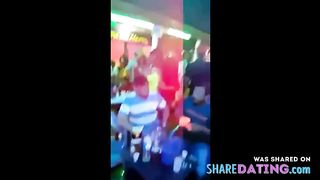 Mexicana borracha en la discoteca