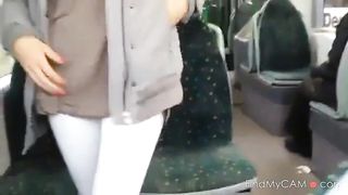 Menina mostrando os peitos e a xota no onibus