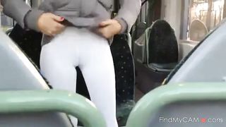 Menina mostrando os peitos e a xota no onibus