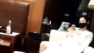 【开发素人】178cm美容院老板娘友情调教【上】【31分钟】