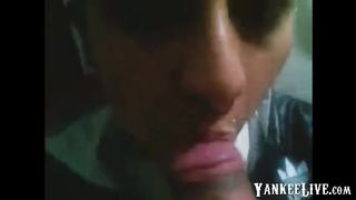 Latina mamando en el bano, se come el semen!