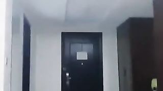 情侣亲亲狗子舔脚，桌子底下闻脚