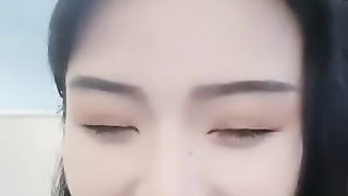 情侣亲亲狗子舔脚，桌子底下闻脚