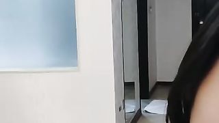 情侣亲亲狗子舔脚，桌子底下闻脚