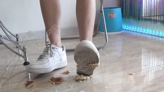 Trampling and Food Feeding 板鞋