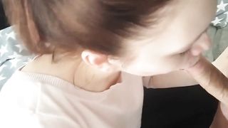 SCHLAMPE LUTSCHT MEINEN SCHWANZ