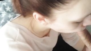 SCHLAMPE LUTSCHT MEINEN SCHWANZ