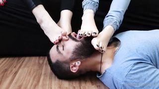 Cleaning the soles of the feet of two goddesses