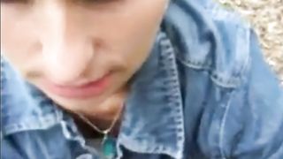 Geile blonde Milf fickt im Wald