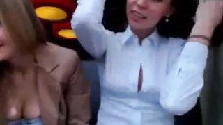 Desnudansode en publico por webcam 1