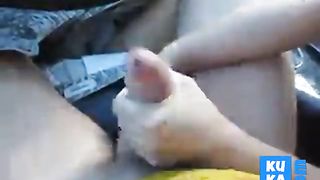 Handjobb with ending while driving