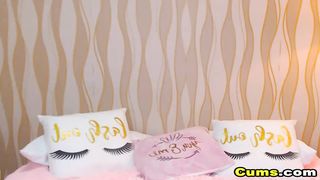 Hot Babe Slams her Dildo with her Big Ass