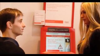 blonde deutsche Hündin wird von Nerd gefickt