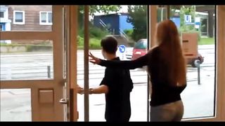 blonde deutsche Hündin wird von Nerd gefickt