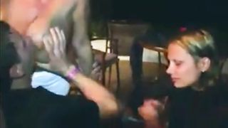 Zwei geile Mädchen ein glücklicher Mann bläst