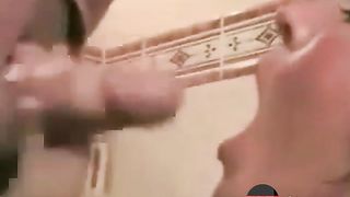 Geile deutsche MILF gibt Blasen und erhält Mouthcums