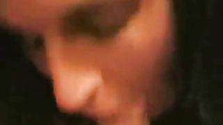 Geile deutsche MILF gibt Blasen und erhält Mouthcums