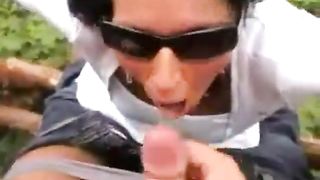 Geile deutsche MILF gibt Blasen und erhält Mouthcums