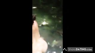 Dominicana Mamando en el rio