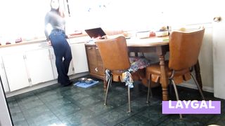 MILF WIDE HIPS ASS THIGHS